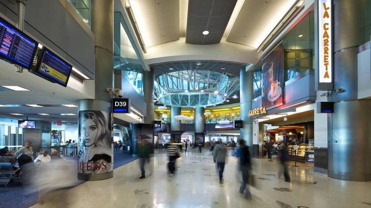 Según la Fiscalía, Michael Freshko aprovechó su posición como policía en el aeropuerto de Miami para pasar las armas por los controles de seguridad de pasajeros hasta las puertas de abordaje. Imagen de archivo del terminal D del MIA.
