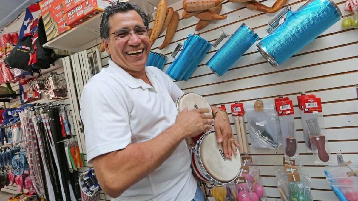 
Ricardo Rivera, propietario de Souveniles de Puerto Rico, se divierte tocando los bongós. Los instrumentos musicales son unos de los souvenirs más populares de la tienda.
