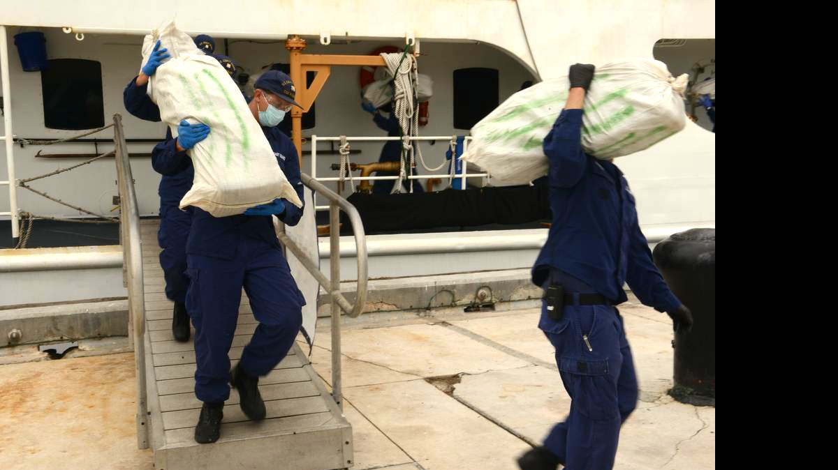 
Miembros de la tripulación del escampavías Vigilant, de la Guardia Costera de Estados Unidos, descargan fardos de marihuana decomisada en su base de Miami Beach, el pasado 12 de junio. El decomiso tuvo lugar el 27 de mayo cerca de la isla colombiana San Andrés, como parte de la Operación Martillo.


