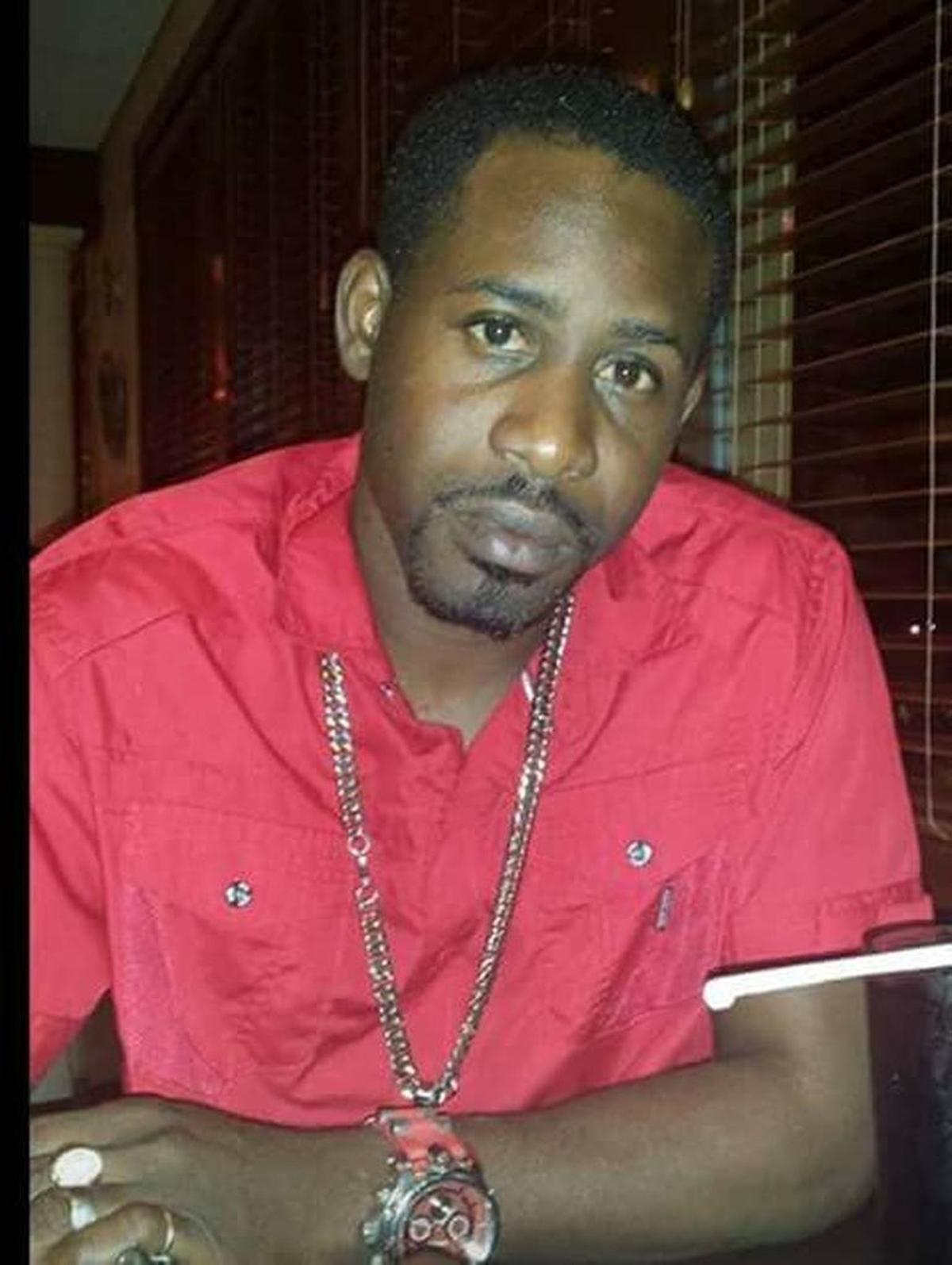 Navaro Brown, de 37 años, era de Jamaica y estaba trabajando en el puente.