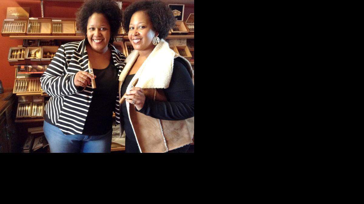 
Las gemelas Yvonne e Ivette Rodríguez con cigarros de lujo de la línea ‘Tres Lindas Cubanas Cigars’ que crearon hace dos años. 
