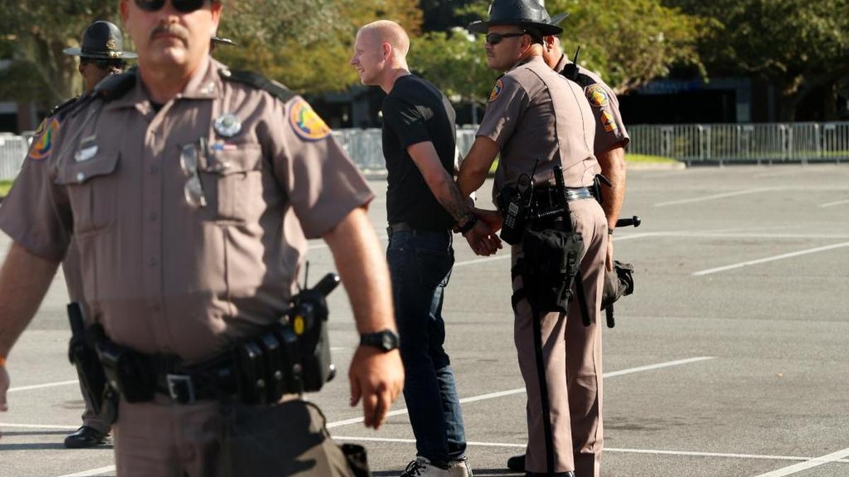 Tyler Tenbrink, de Houston, Texas, quien dice ser supremacista, es esposado el 19 de octubre de 2017 en la Universidad de Florida, en Gainvesville, tras sacar su arma y disparar, pero la bala golpeó a un edificio cercano.