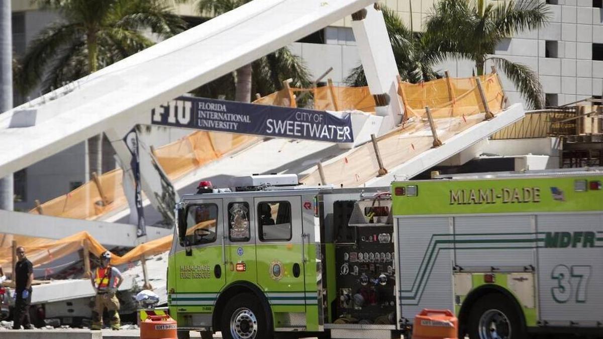 Los rescatistas sacaban automóviles y cadáveres bajo los escombros del puente peatonal que colapsó en la Universidad Internacional de la Florida (FIU).