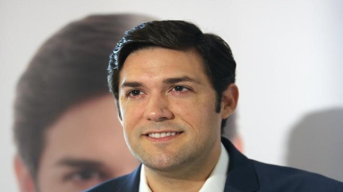 El candidato a la alcaldía del Condado Miami-Dade, Alfred Santamaría, habla a los medios en una conferencia de prensa el 14 de julio del 2016.