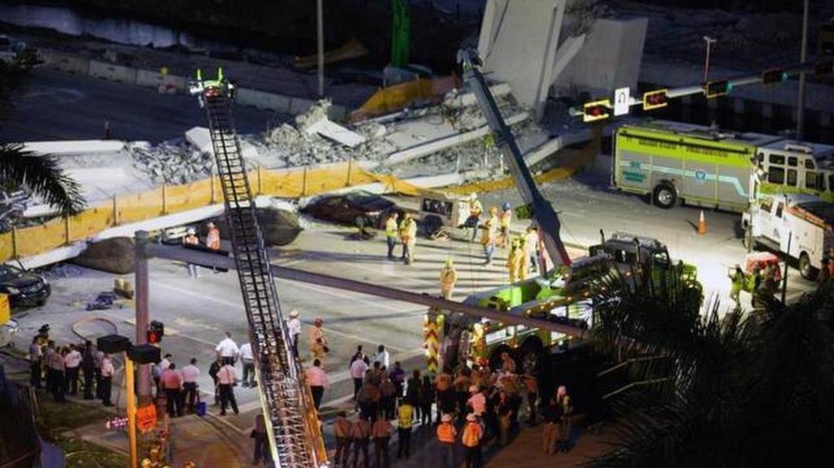 Los operativos de rescate continuaban el viernes en el lugar de la tragedia, frente a FIU, en Miami.