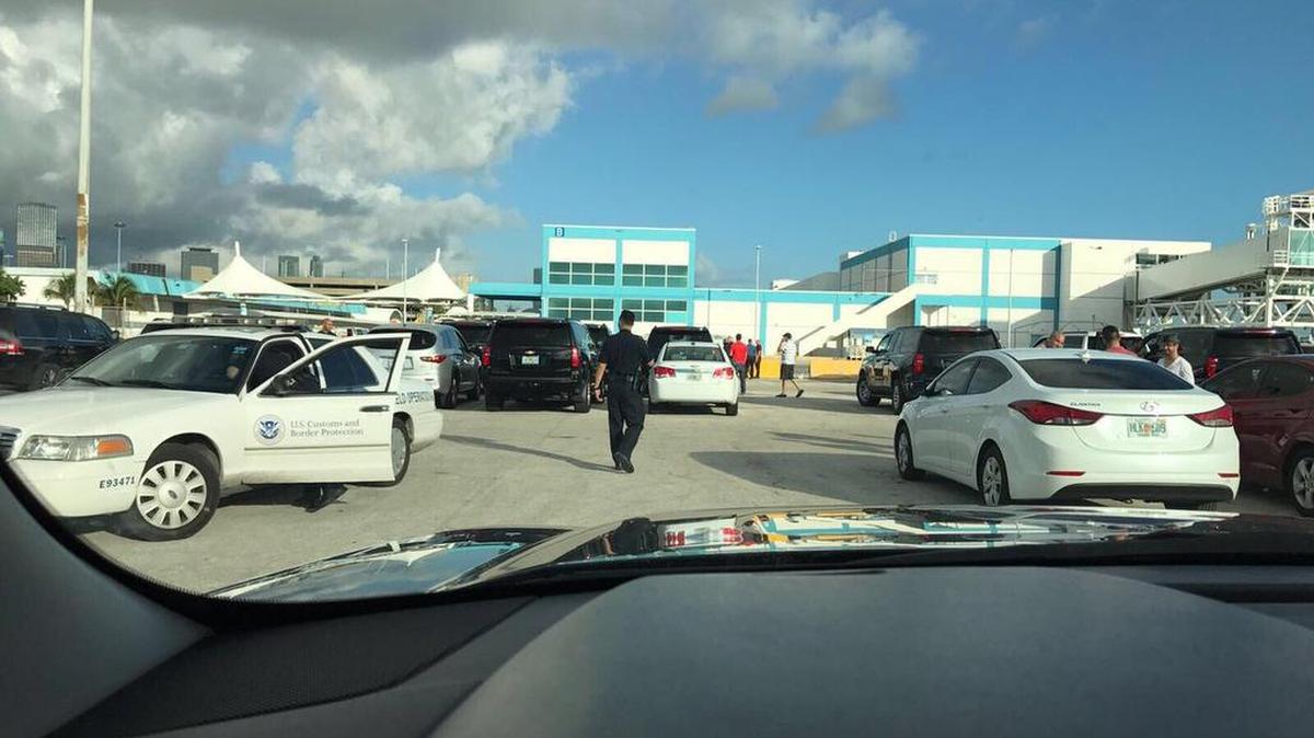 Operativo rutinario de agentes del Servicio de Aduanas y Protección Fronteriza (CBP) en el puerto de Miami.