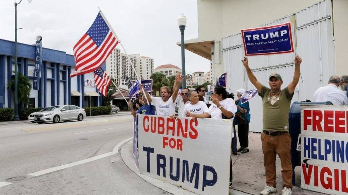 Un grupo de cubanoamericanos partidarios de Donald Trump corean lemas para demostrar su apoyo al entonces candidato presidencial republicano, el 28 de octubre del 2016 en la Calle 8.
