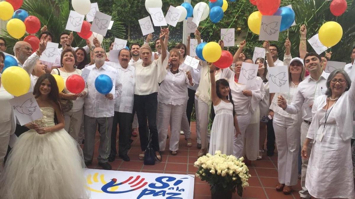 Colombianos celebran en agosto en el Consulado de Miami el acuerdo de paz entre el gobierno y las FARC.