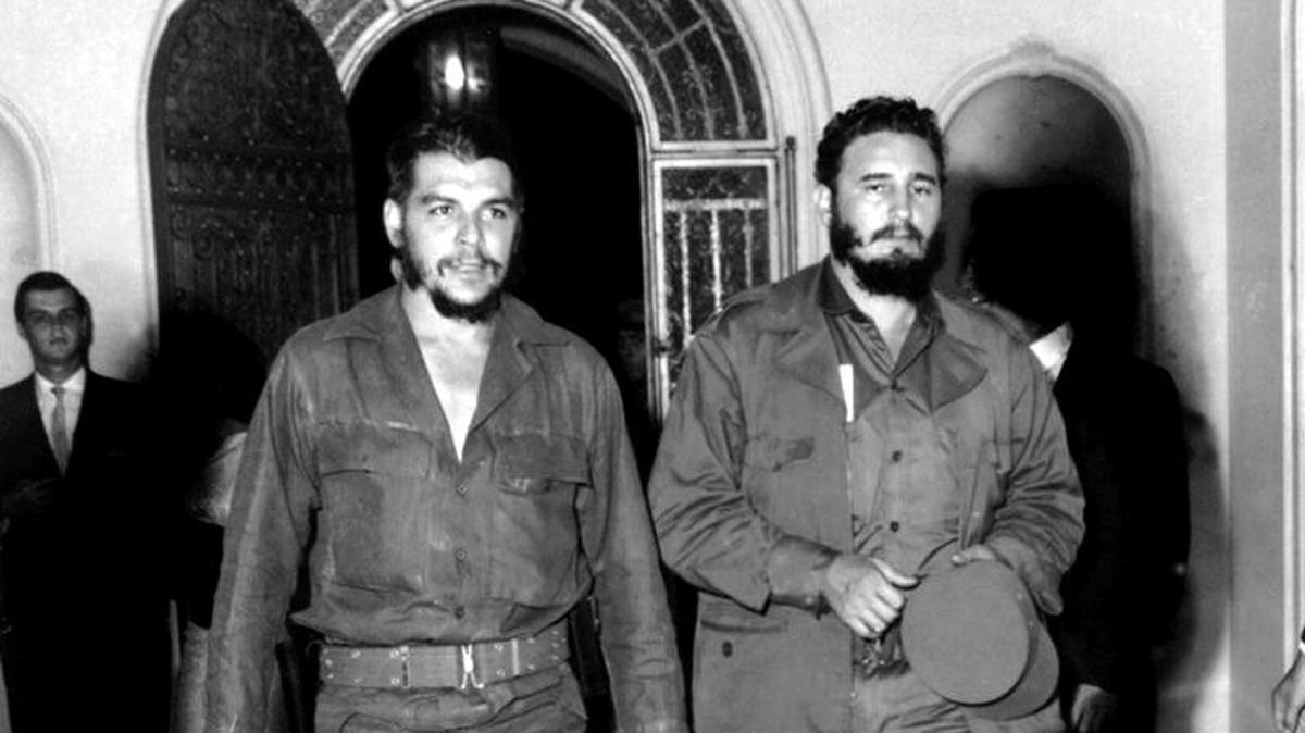 Ernesto Guevara camina junto a Fidel Castro en el restaurante 1830 en 1963.