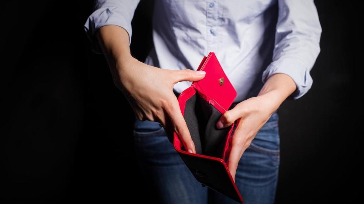 Un 15.4 por ciento de mujeres en Florida vive por debajo del nivel de pobreza (la cifra de hombres es del 12.2 por ciento).