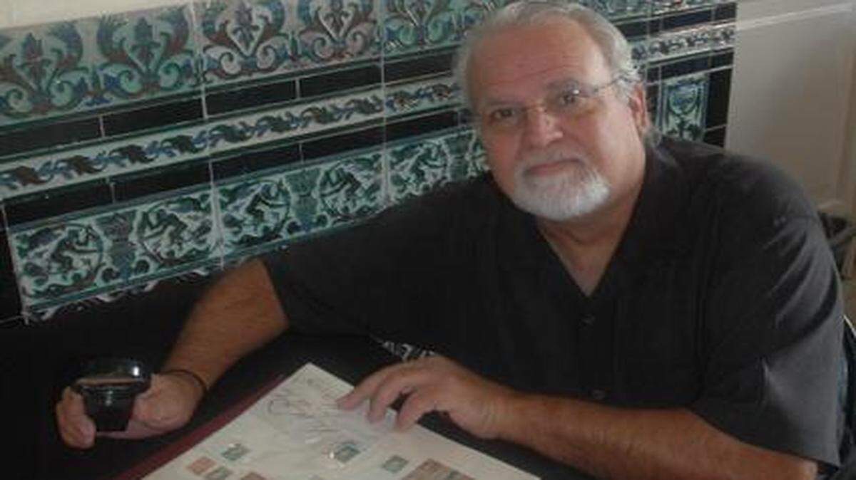 
Alejandro Pascual en el Instituto San Carlos de Cayo Hueso, donde reside. Pascual comparte sus recuerdos de Varadero en libro que presenta este sábado en CubaOcho Art and Research Center.
