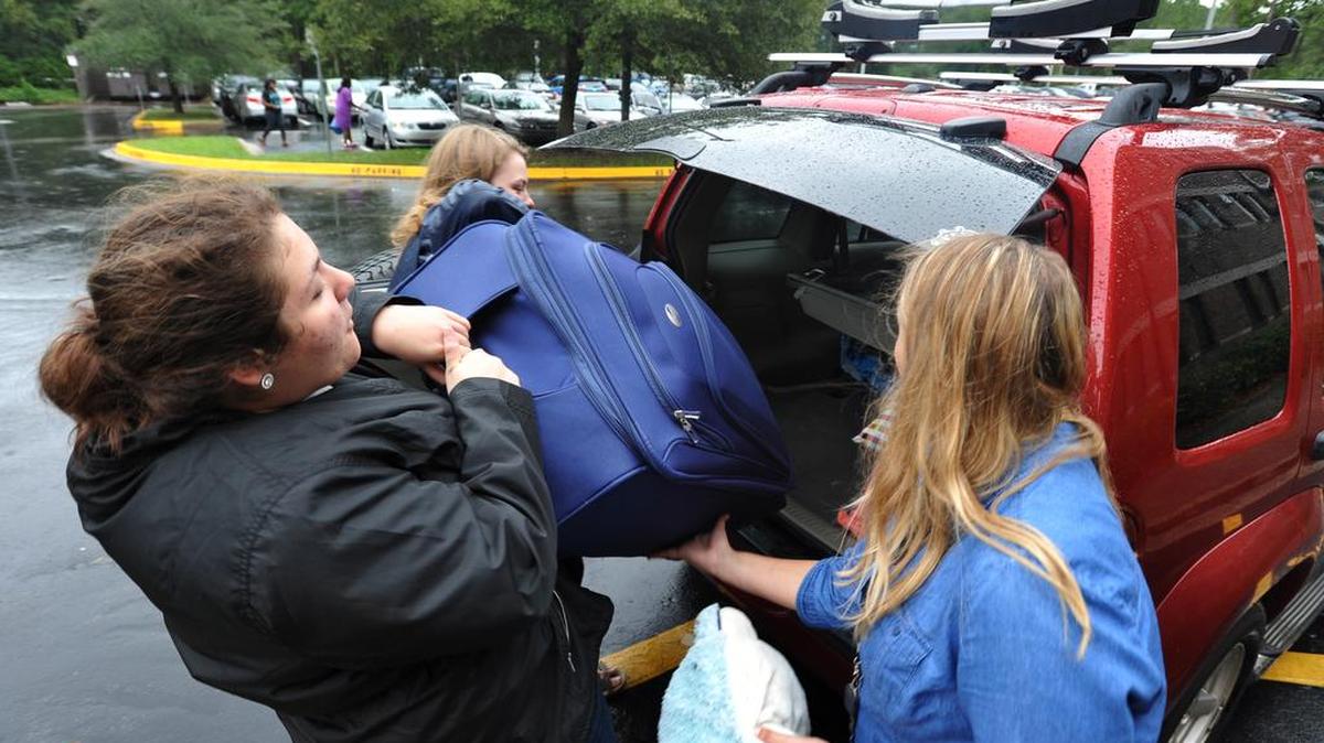 Estudiantes de la Universidad del Norte de la Florida , Holley Lentner, Juliana Sims y Jena Moritz preparandose para evacuar debido al huracán Matthew, este miércoles de 5 Octubre 2016 a Lowe en Jacksonville, Florida. Son dirigido a Navarra, Fla.