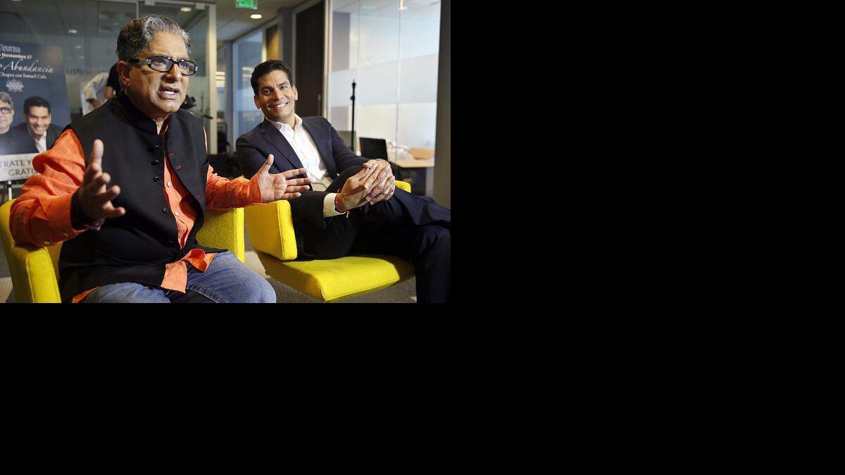 
Deepak Chopra, habla sobre su asociacion con el periodista y motivador Ismael Cala (der.) para la creación del reto de los 21 días de meditación en español. 
