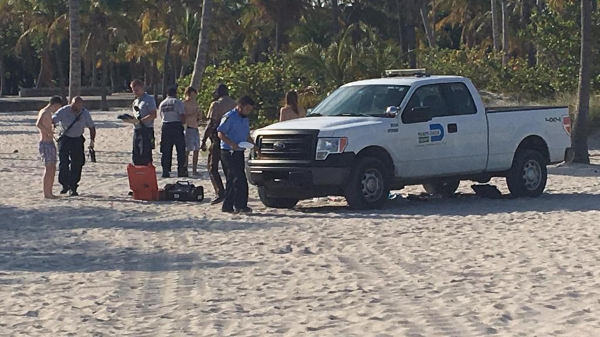Tres jóvenes que estaban tendidos en una playa tomando el sol en Key Biscayne fueron golpeados por una camioneta del Condado Miami-Dade el viernes en la tarde. Dos de ellos sufrieron heridas leves.