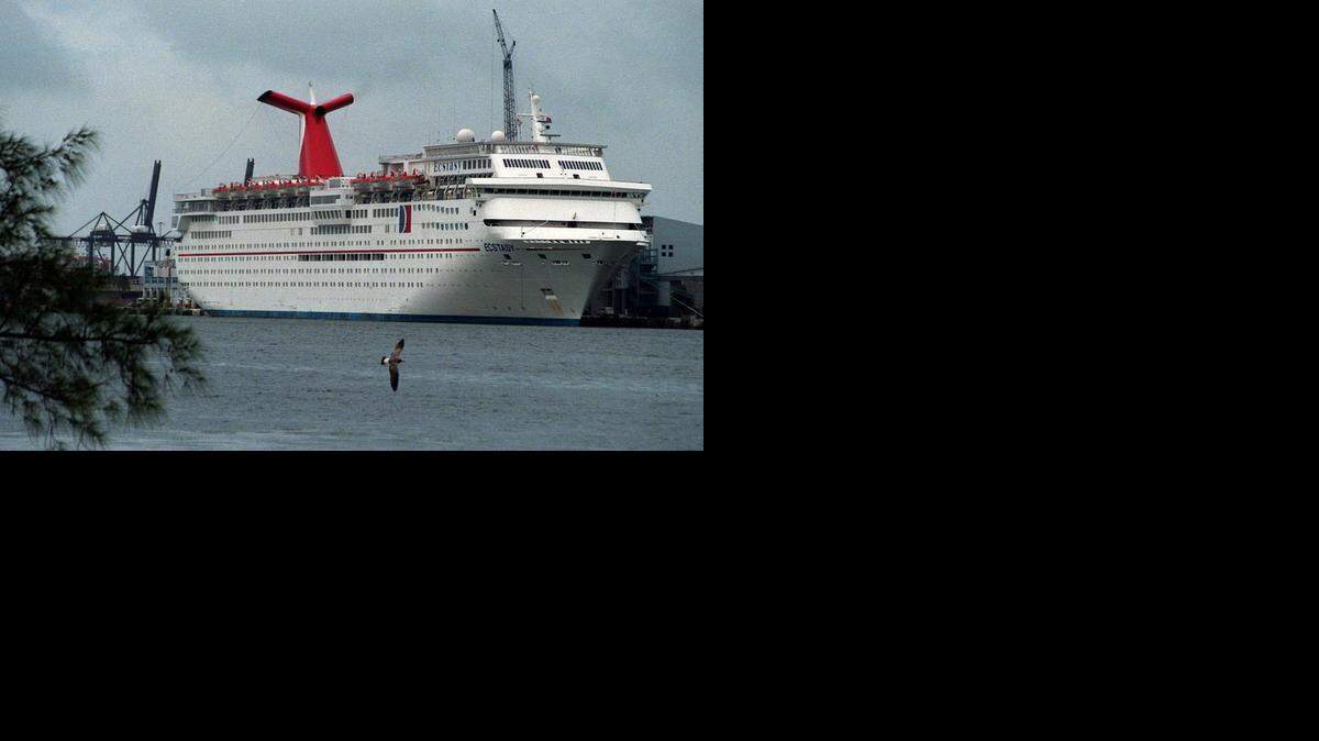 
El Ecstasy de Carnival Cruise Lines llegando a su atracadero en PortMiami.Archivo
