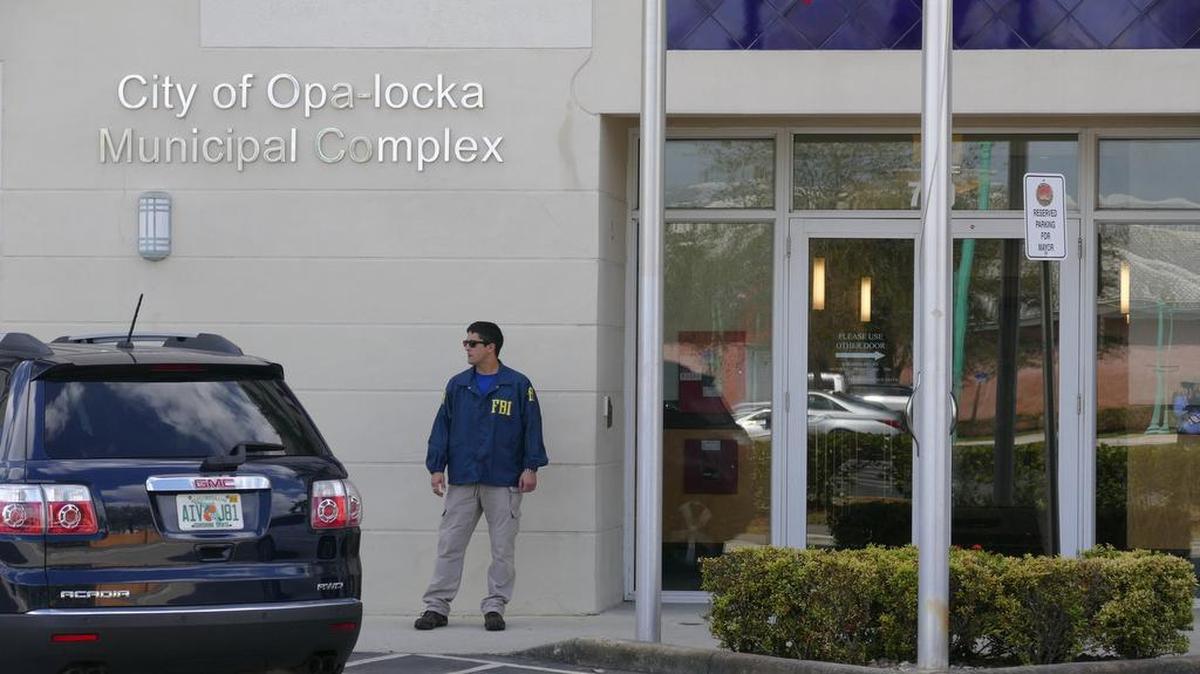 Agentes del FBI se adentran en el ayuntamiento de la Ciudad de Opa-locka este jueves 10 marzo de 2016.