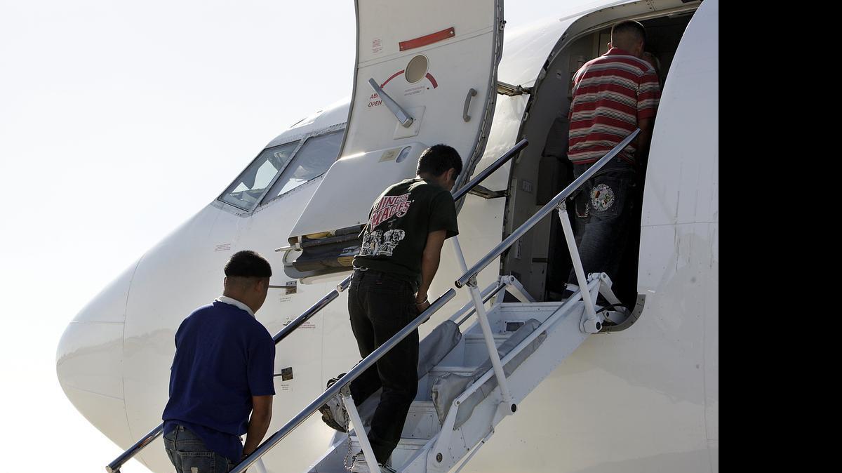 
Un grupo de inmigrantes mexicanos, en el Aeropuerto Internacional de Miami (MIA), sube a un avión para ser deportados a la frontera con México, en el 2007, por no tener papeles o por haber sido condenados penalmente como delincuentes. Un total de 121 hombres y una mujer fueron deportados en ese vuelo.
