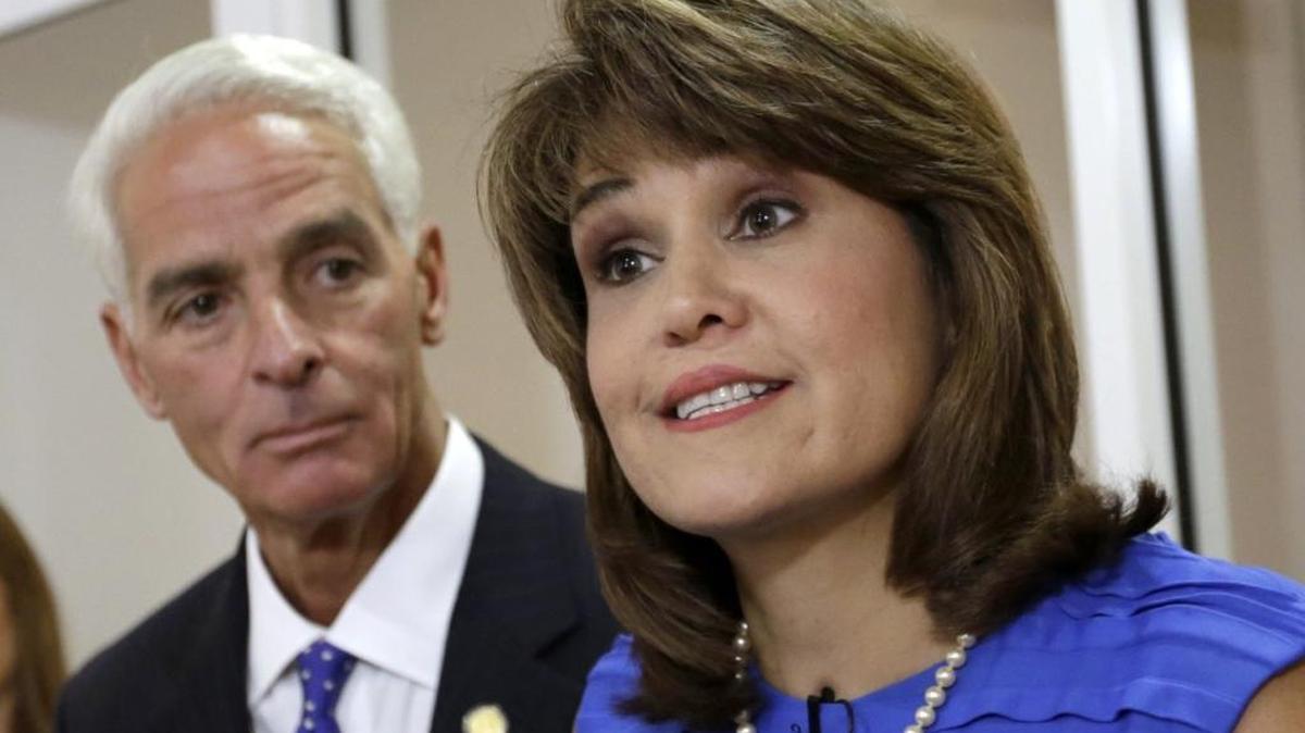 Annette Taddeo-Goldstein habla en Miami durante una conferencia de prensa, junto con el ex gobernador de Florida, Charlie Crist, en el 2014.