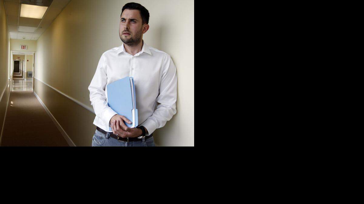 
Mauricio Rojas, agente de bienes raíces de Red Road Real Estate, dice que no hay transparencia en el negocio de la preventa de apartamentos. 


