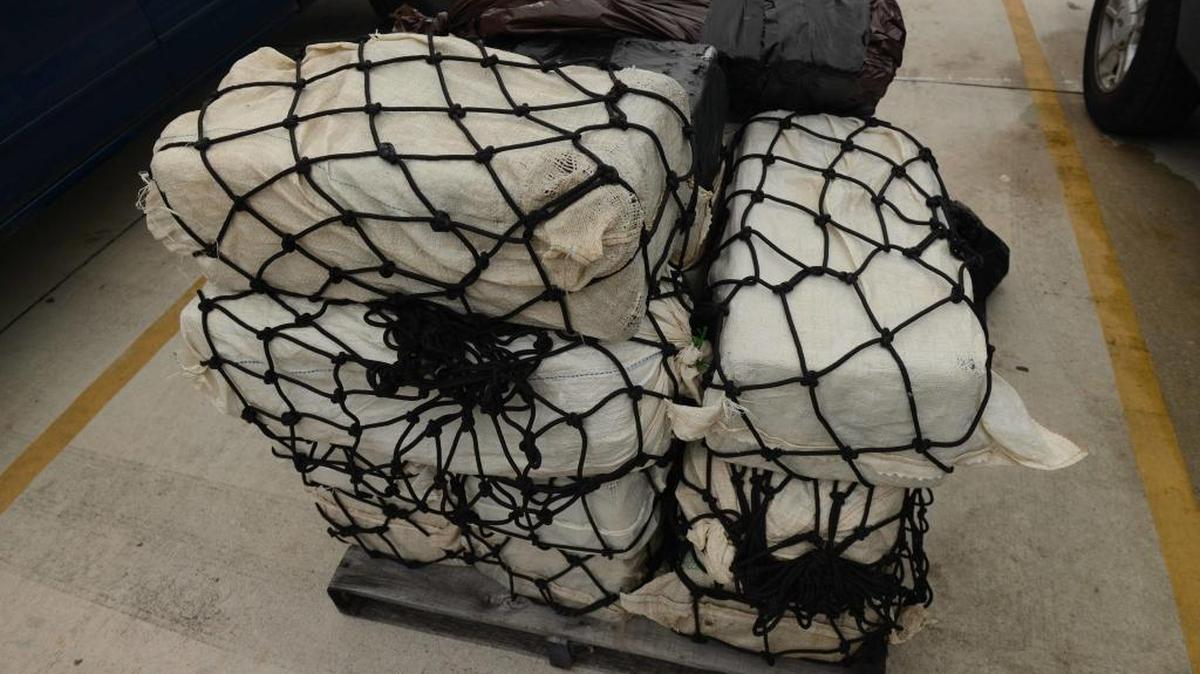 El decomiso tuvo lugar el 27 de octubre en aguas del Mar Caribe, pero las autoridades trajeron a Miami el lunes a los presuntos narcotraficantes y al cargamento: más de 770 libras de cocaína valorada en $11.6 millones.