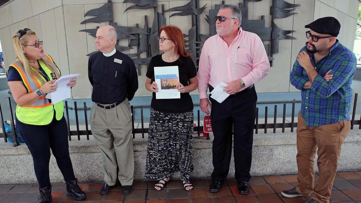Leny Rodan, el reverendo Frank Corbishley, Jeanette Smith, Scott Singer y Angel Vallejos, el viernes en el evento en Miami donde se divulgó el informe.