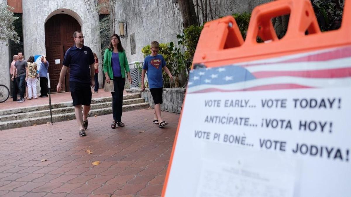 Una pareja de votantes sale de la biblioteca de Coral Gables tras emitir su sufragio el 13 de maarzo del 2016 en las elecciones primarias de Florida.