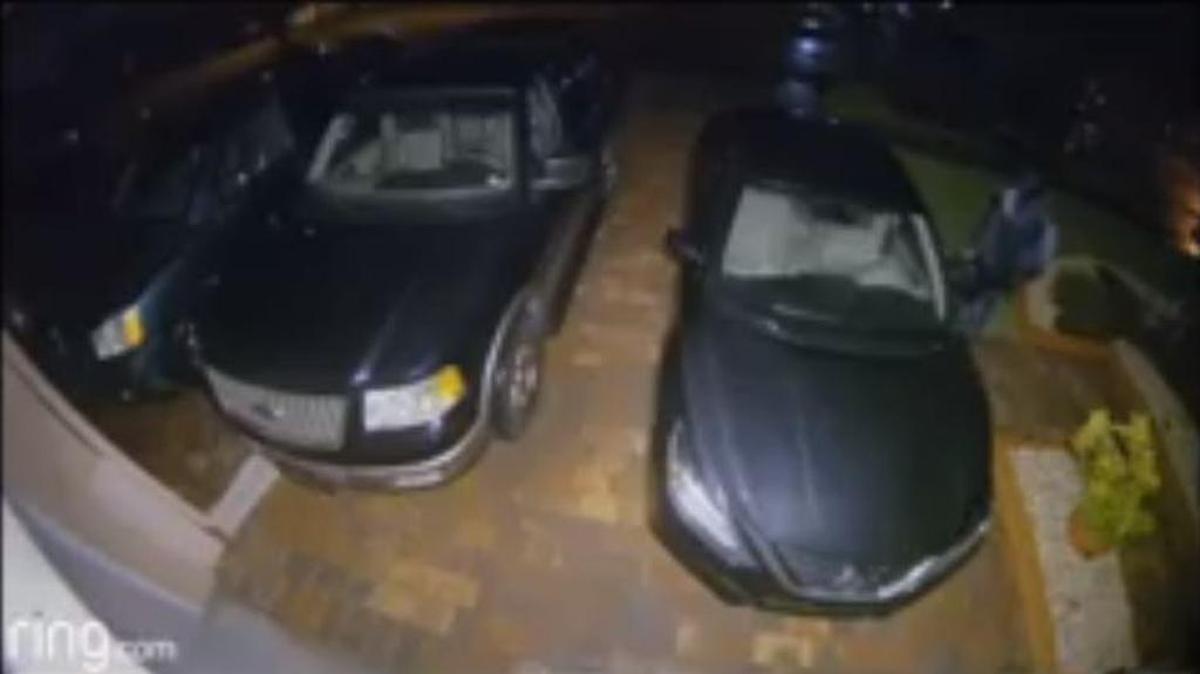 Captura de un video de vigilancia que muestra a un hombre merodeando entre vehículos, en busca de los que fueron dejados abiertos por sus dueños.