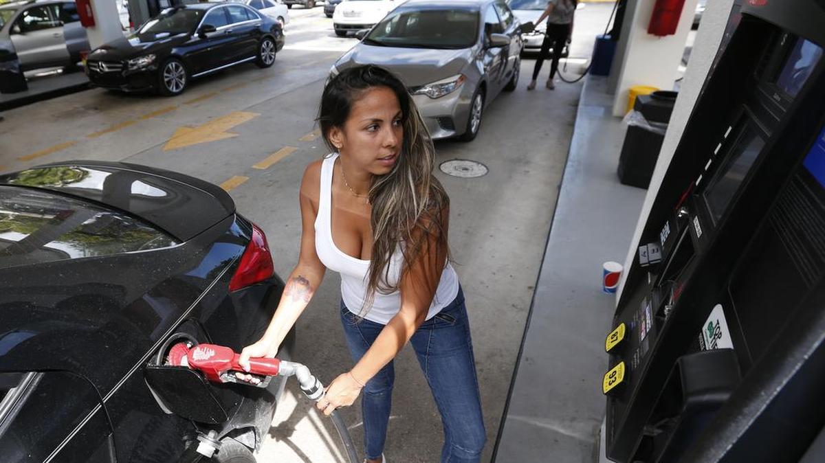 Carli Andrade de Miami, llena el tanque de su vehículo en la estación de gasolina en el Costco de North Miami, Florida el 6 de septiembre de 2017.