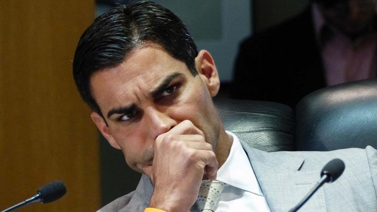 El Comisionado de la Ciudad de Miami, Francis Suárez escucha la intervención del Comisionado Keon Hardemon durante la reunión de la comisión de Miami en la tarde del miercoles 22 de Junio del 2016 .