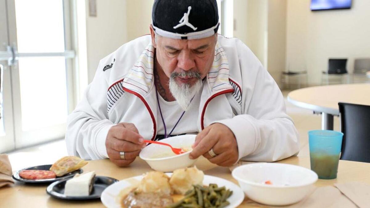 Las personas comen en el Camillus House Dining Hall el viernes, 10 de febrero de 2017. Camilus House está reduciendo su escala y eventualmente cerrará su programa de servicios diarios, que proporciona duchas y comidas calientes a cientos de hombres y mujeres sin hogar en Miami. Sólo 150 hombres y mujeres serán admitidos, a partir de hoy, y en julio el programa estará cerrado.