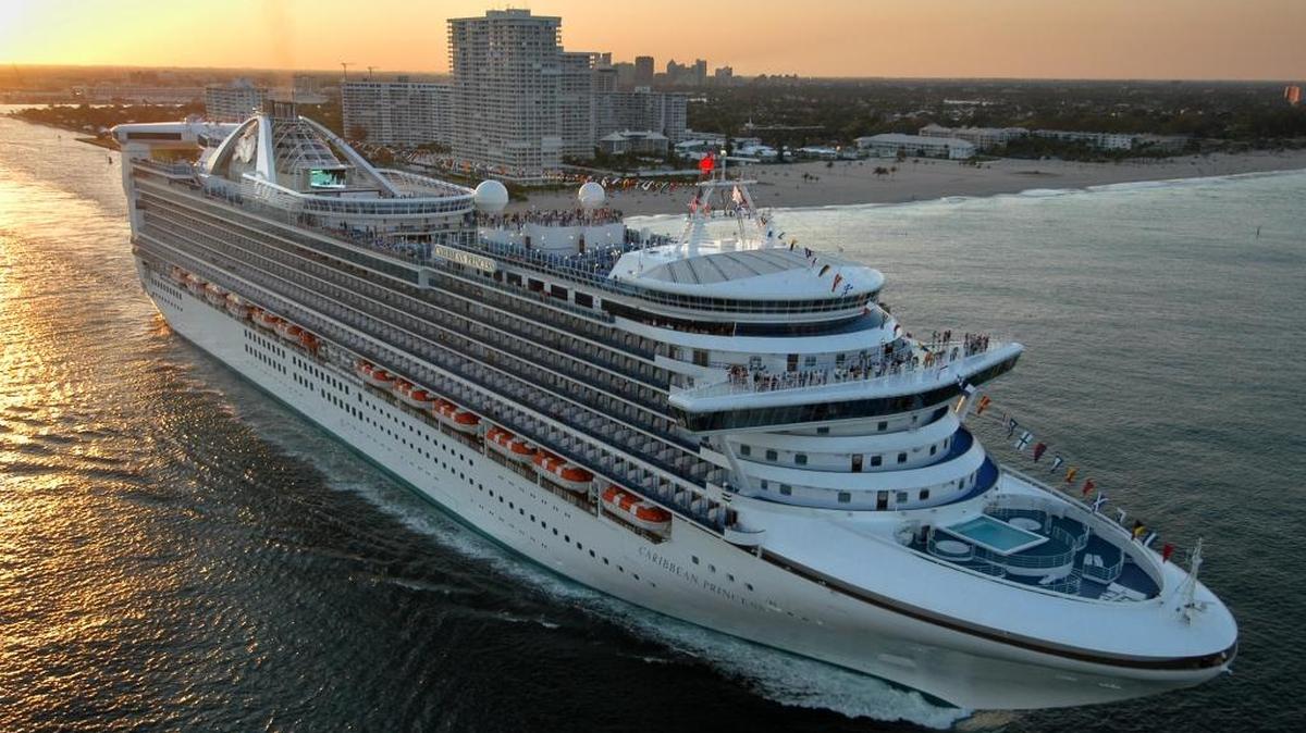 El barco Caribbean Princess zarpa del puerto Everglades, en Fort Lauderdales. Princess Cruise Lines Ltd, filial de Carnival, afronta una elevada multa por contaminación.