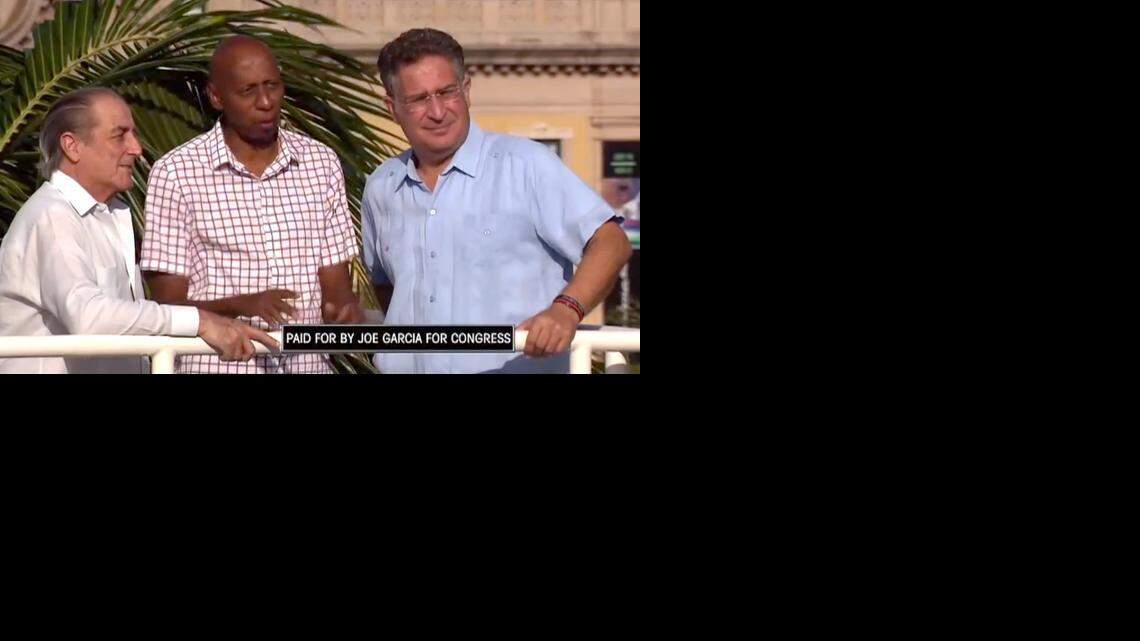 Guillermo Fariñas (centro) en un video de campaña del congresista demócrata Joe García (izq.).