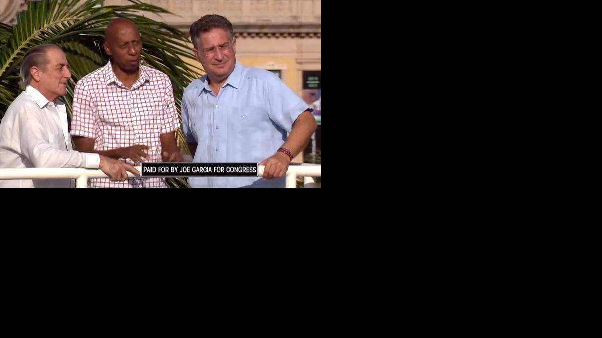 Guillermo Fariñas (centro) en un video de campaña del congresista demócrata Joe García (izq.).
