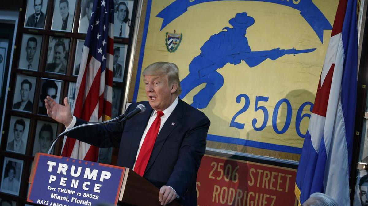 El candidato presidencial republicano Donald Trump da un discurso en la sede de la Brigada 2506, en el barrio de la Pequeña Habana, en Miami, Florida.
