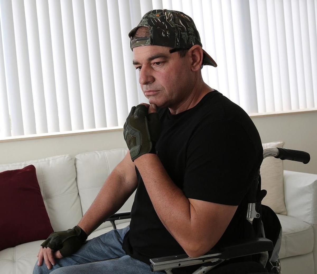 Una nueva silla de ruedas ayudaría a Osmel Pimienta a ser más independiente y a contribuir con su trabajo, como se ha propuesto.