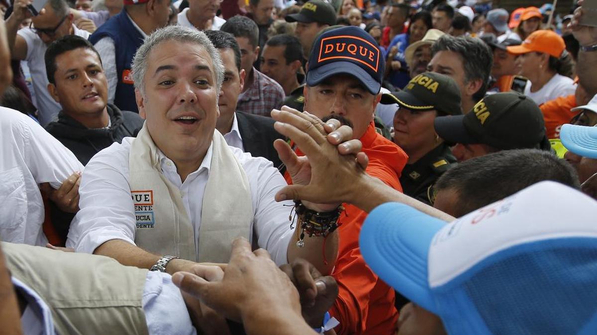 El candidato presidencial colombiano Iván Duque, del partido Centro Democrático, saluda a sus partidarios en la ciudad de Armenia, el 10 de junio.