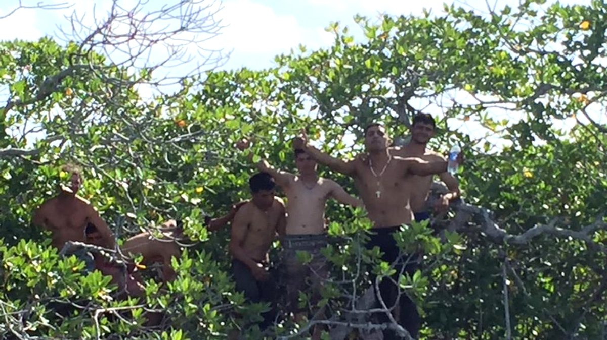 Los balseros cubanos que llegaron a las costas de la Florida, fotografiados este viernes cerca de Cayo Largo.