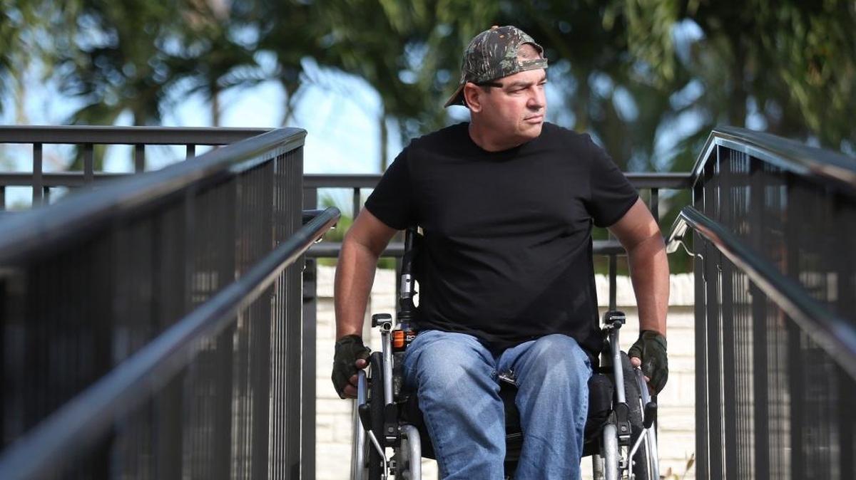 Osmel Pimienta quedó parapléjico después de un accidente de motocicleta. En febrero recibió un trasplante de hígado. Una nueva silla de ruedas le permitiría continuar con sus ejercicios y hacerse más independiente.