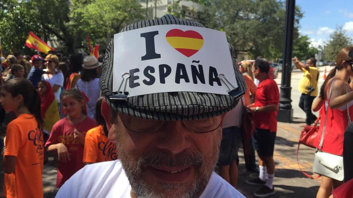 Un hombre participa el domingo 8 de octubre de 2017, en una manifestación en defensa de la unidad de España, en Miami (EEUU).