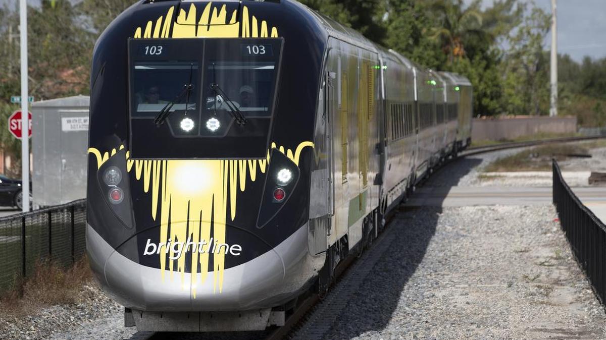 Un tren Brightline llega a la estación el jueves 11 de enero, en West Palm Beach, Florida.