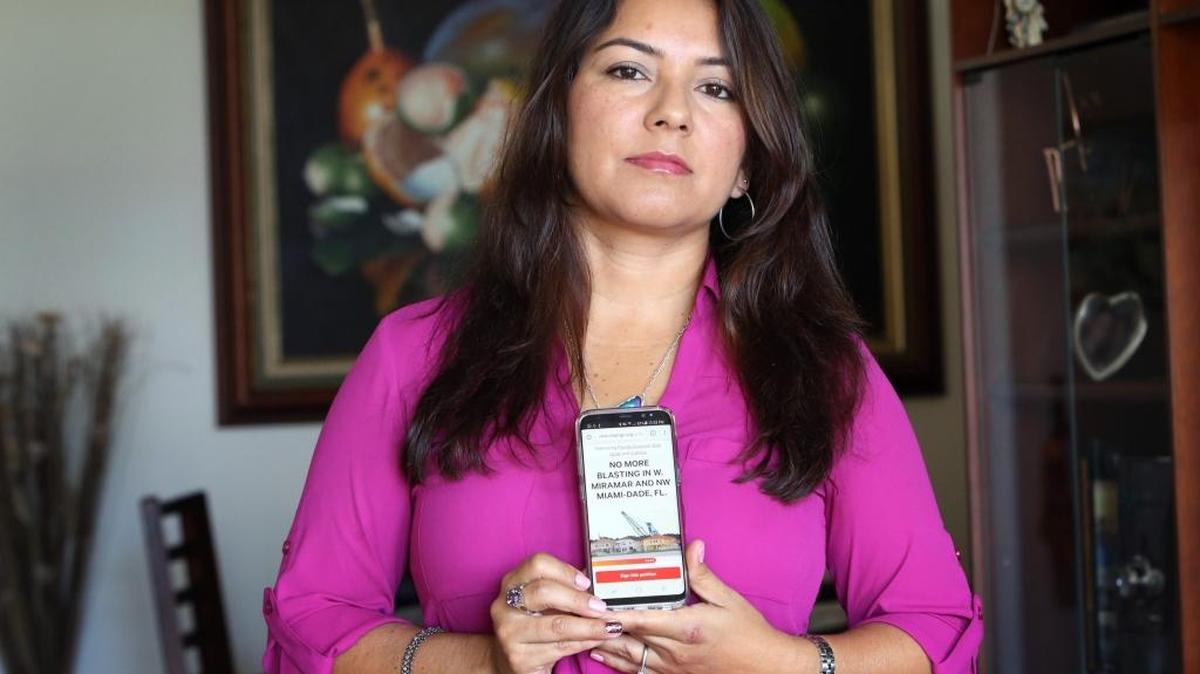 Kate Tobon y su familia viven en Riviera Isles, un barrio de Miramar que se ha visto afectado por las explosiones de the White Rock Quarries. Tobon ha iniciado una petición para detener las explosiones.