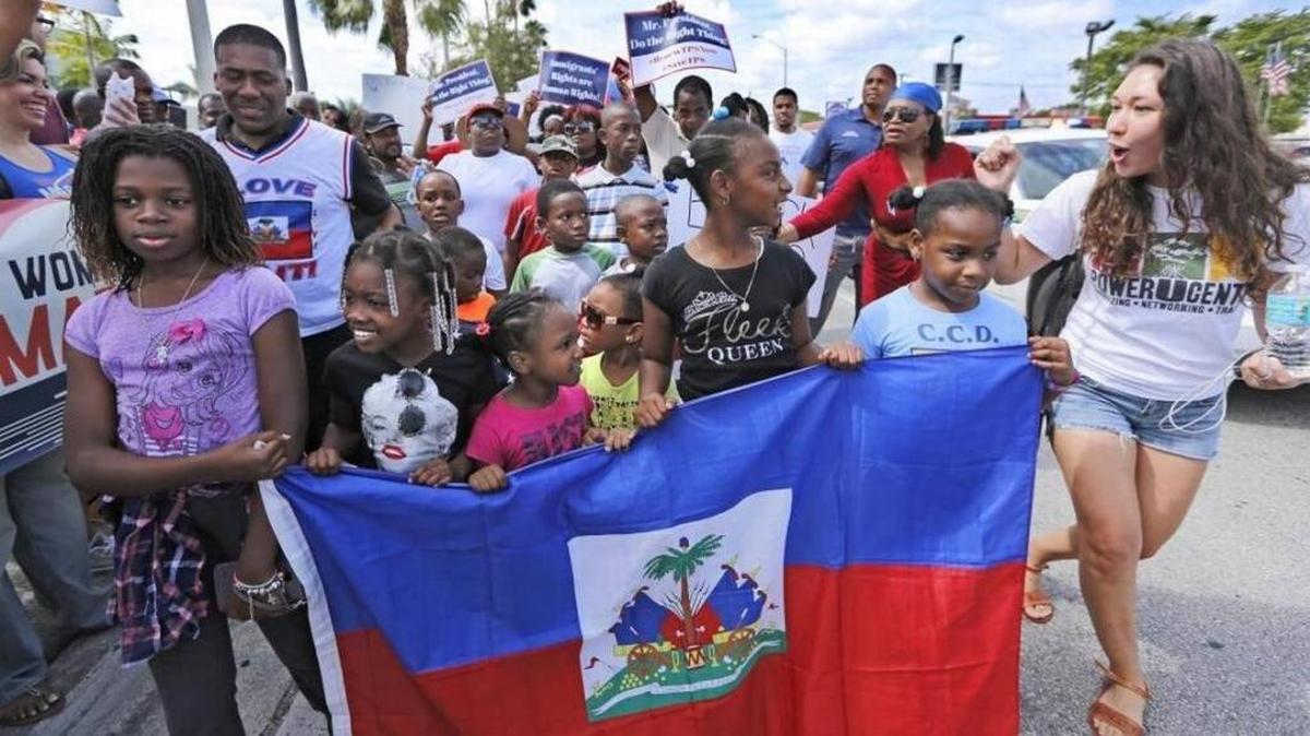 Haitianos y otros defensores de los derechos de los inmigrantes exigieron al presidente Donald Trump que prorrogara el Estatus de Protección Temporal a los haitianos, durante una marcha en mayo del 2017 frente al Servicio de Ciudadanía e Inmigración en Miami.