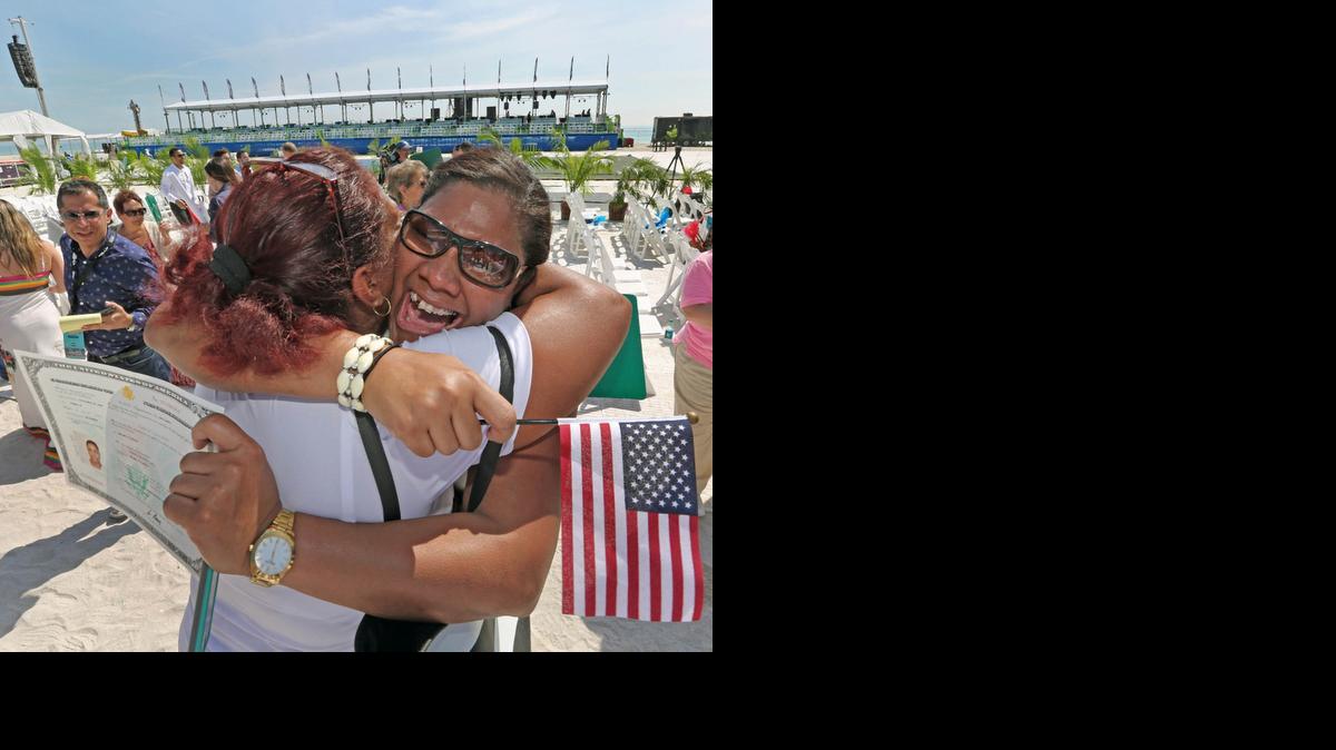 
Teresa Tava es felicitada por su madre el miércoles en Miami Beach después de convertirse en ciudadana de este país junto a otros 99 inmigrantes.


