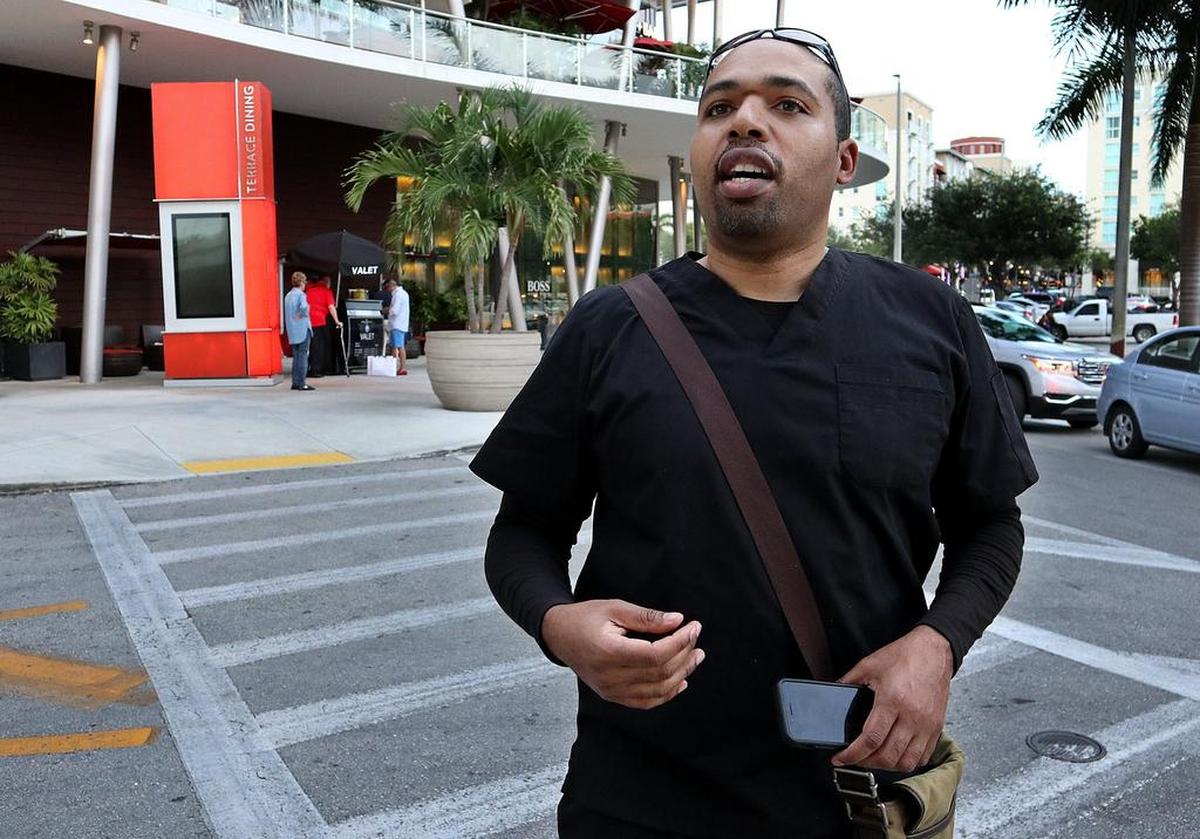 Al Dr. Antonio Herrera le gusta la conveniencia de dejar su auto en el valet parking del Dadeland Mall.