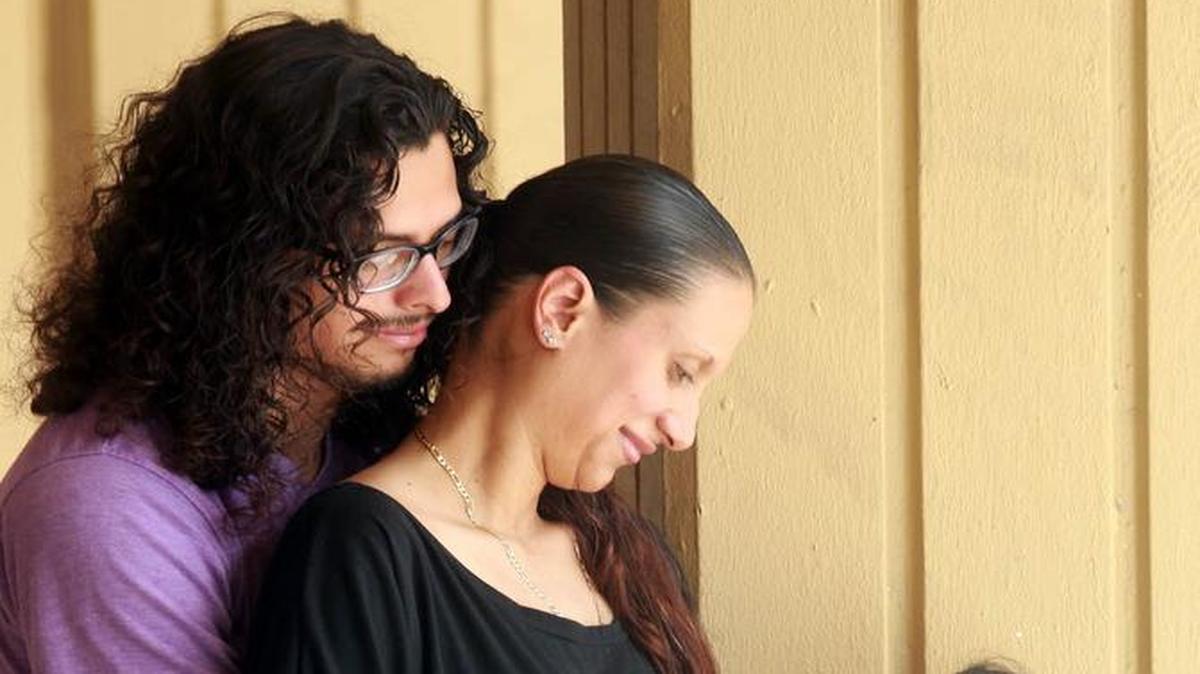 Cheylla Silva (centro), con su pareja, Byron Mena, y su hija Lily Mena, ganaron el derecho de demandar a Baptist Health por discriminación.