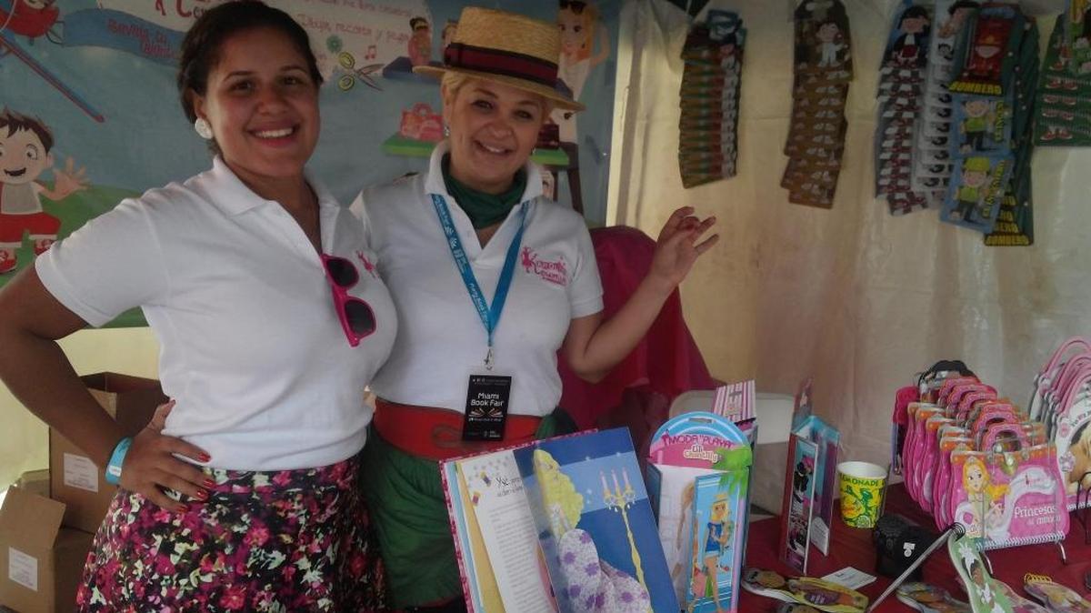 El equipo de Karoling Chantilly en la Feria del Libro 2015, Karolina Landaeta (der.) y Glenda Ibáñez.