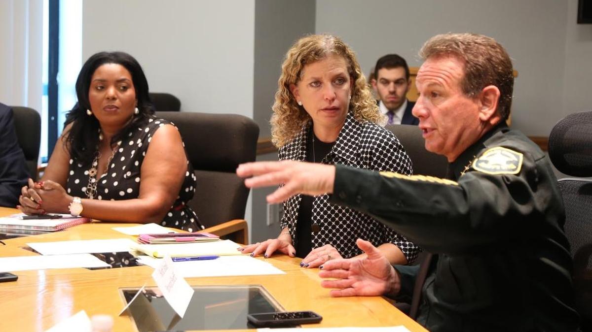 Autoridades estatales y locales reunidos por la seguridad de los aeropuertos. Alcaldesa de Broward, Barbara Sharief (izq.); congresista Debbie Wasserman Schultz y alguacil de Broward, Scott Israel.