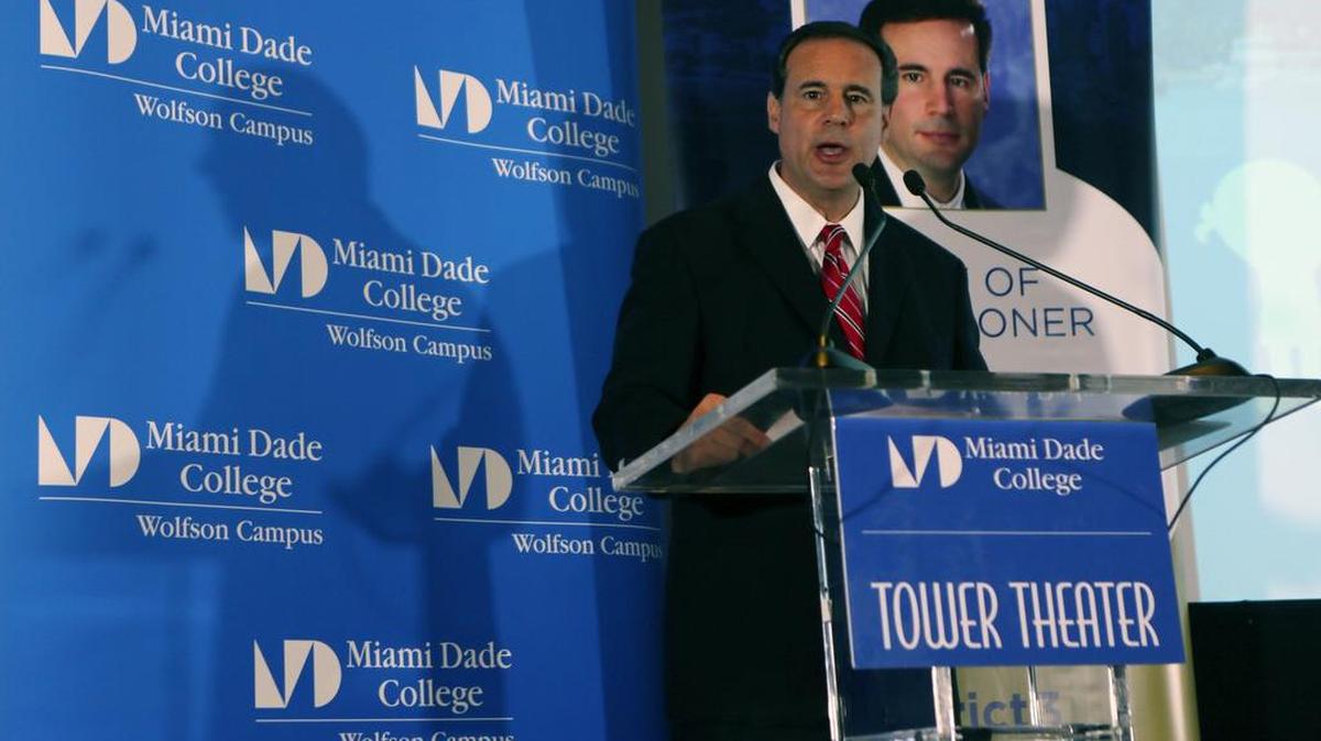El comisionado de Miami Frank Carollo habla el martes durante la inauguración del foro ‘Goals not Guns’ en el Teatro Tower del Miami Dade College.