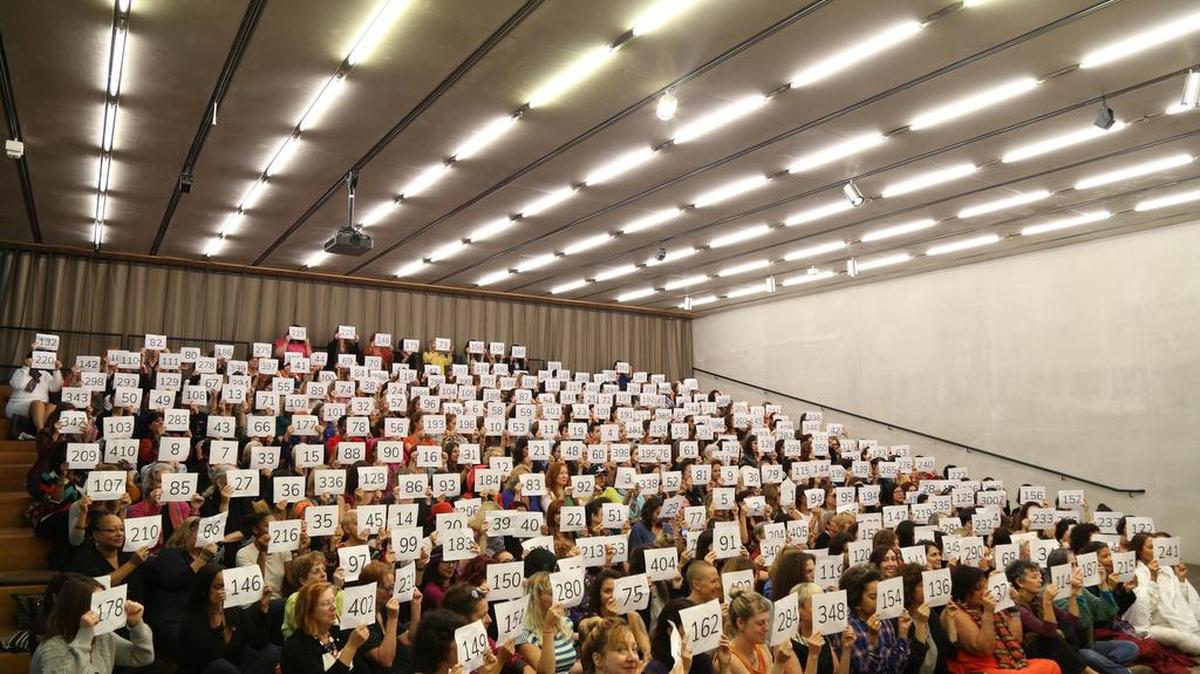 Fotografía cedida por el Perez Art Museum Miami (PAMM) de mujeres artistas durante un retrato fotográfico colectivo el sábado 10 de diciembre de 2016, en Miami (FL, EE.UU).