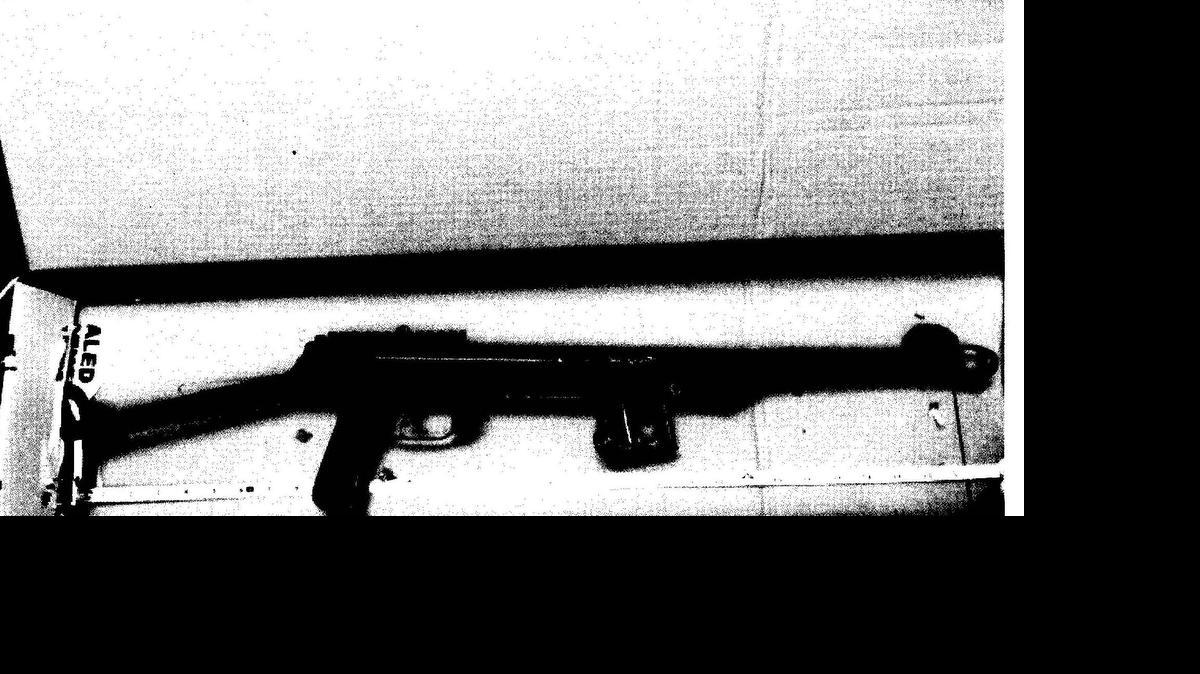 
La denuncia penal contra la presunta pandillera Abigail Correa, acusada de poseer armas ilegalmente y vender marihuana, incluía una foto de una ametralladora que encontraron en su residencia de West Palm Beach. Correa se declaró culpable el jueves.
